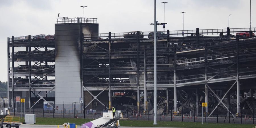 verbranntes autohaus flughafen luton