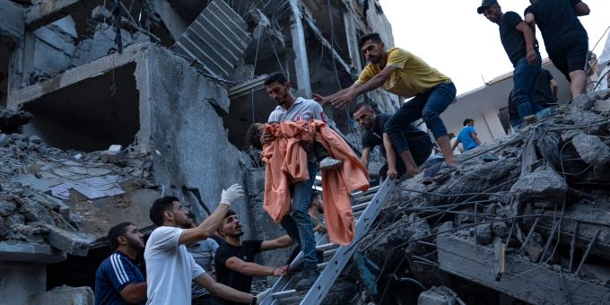 Palästinenser haben nach einem israelischen Luftangriff ein junges Mädchen aus den Trümmern eines zerstörten Wohnhauses in Gaza-Stadt gerettet. Gaza-Stadt