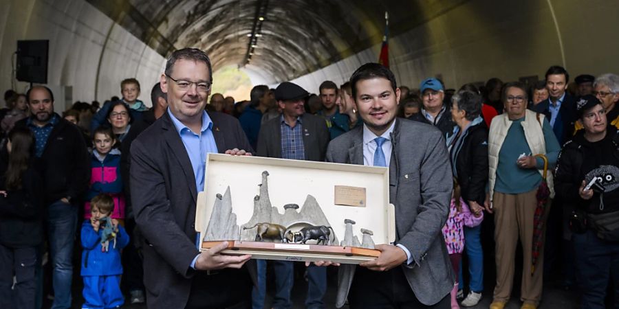 Der Walliser Staatsrat Franz Ruppen und der Präsident der Gemeinde Héremence haben am Samstag an einem Tag der offen Tür den neuen Tunnel bei den Pyramiden von Euseigne eröffnet.