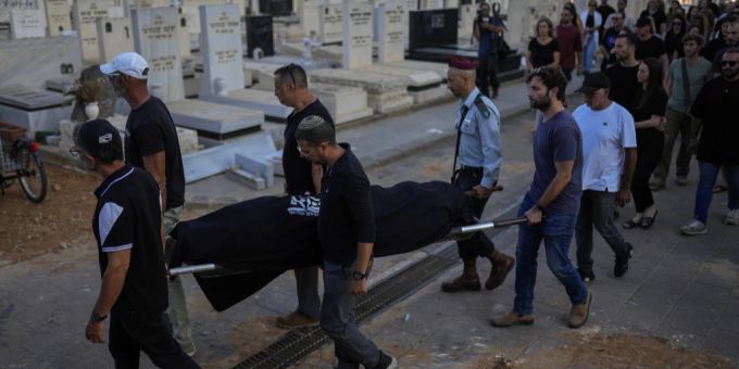 Trauernde tragen ein Opfer des Israel-Kriegs zu Grabe. Israel-Krieg