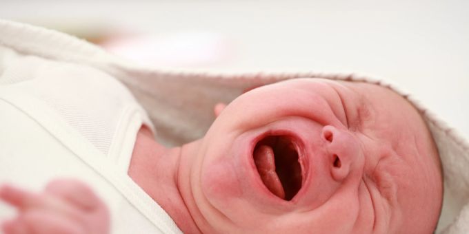 Auch wenn sie viel weinen: Tränen fliessen bei Neugeborenen in den ersten Tagen noch keine. Weinendes Baby
