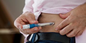 Mann spritzt Insulin