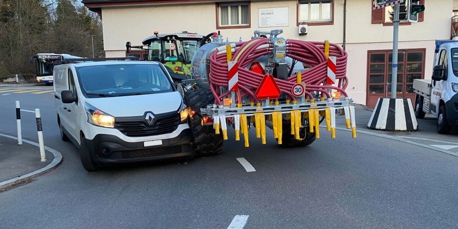 Landwirtschaftsanhänger trifft Lieferwagen