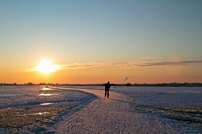 Schlittschuhlaufen im Freien - bei entsprechender Kulisse ein einzigartiges Erlebnis. Schlittschuhlaufen, Schnee