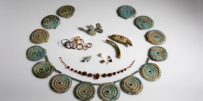 Der Hort umfasst ein Collier mit Stachelscheiben, eine Bernsteinkette, Fingerringe, Goldspiralen und Sonderfunde wie ein Bärenzahn oder ein Ammonit. Thurgau