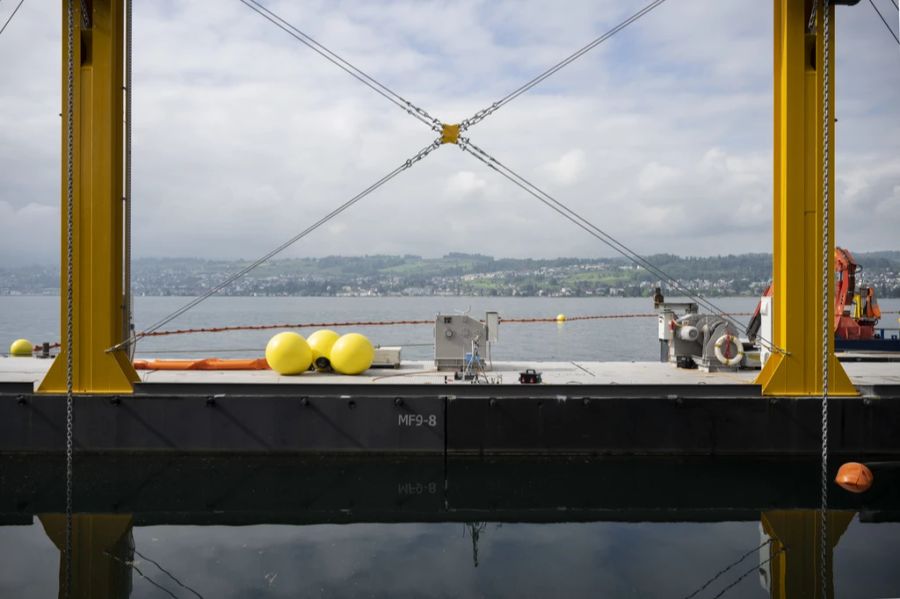 Das Awel stellte vier mögliche Varianten für die Sanierung vor: Aushub des gesamten Untergrunds, Versiegelung des Areals, Einbau einer Drainage entlang der Hanggrenze oder Errichtung einer Dichtwand im See.