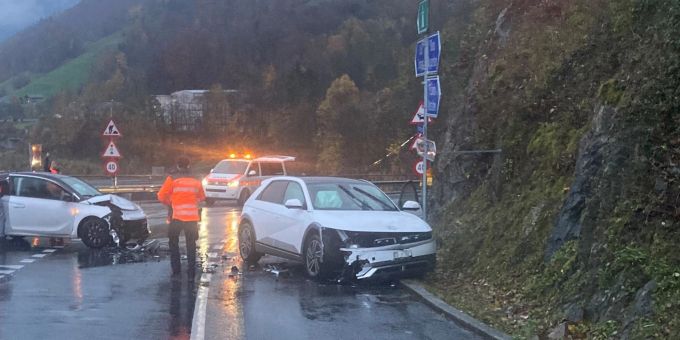Zweimal Totalschaden nach Kollision in Mühlehorn. Kollision in Mühlehorn.