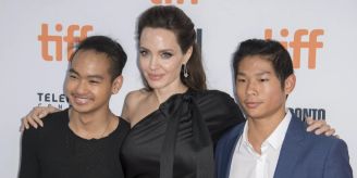 «A*schloch»-Rede - Jolie soll Adoptivkids von Pitt «entfremdet» haben «A*schloch»-Rede - Jolie soll Adoptivkids von Pitt «entfremdet» haben