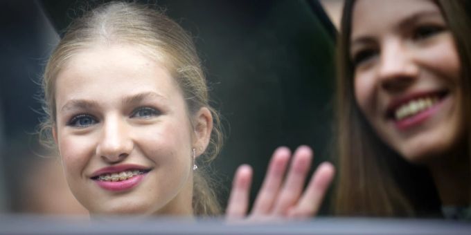 Prinzessin Leonor winkt nach dem Treueschwur aus dem Auto. Prinzessin Leonor