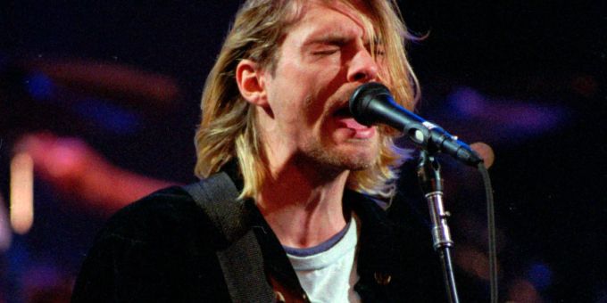 Kurt Cobain, Sänger der US-amerikanischen Kult-Rockband Nirvana, bei einem Auftritt in Seattle (1993). kurt cobain