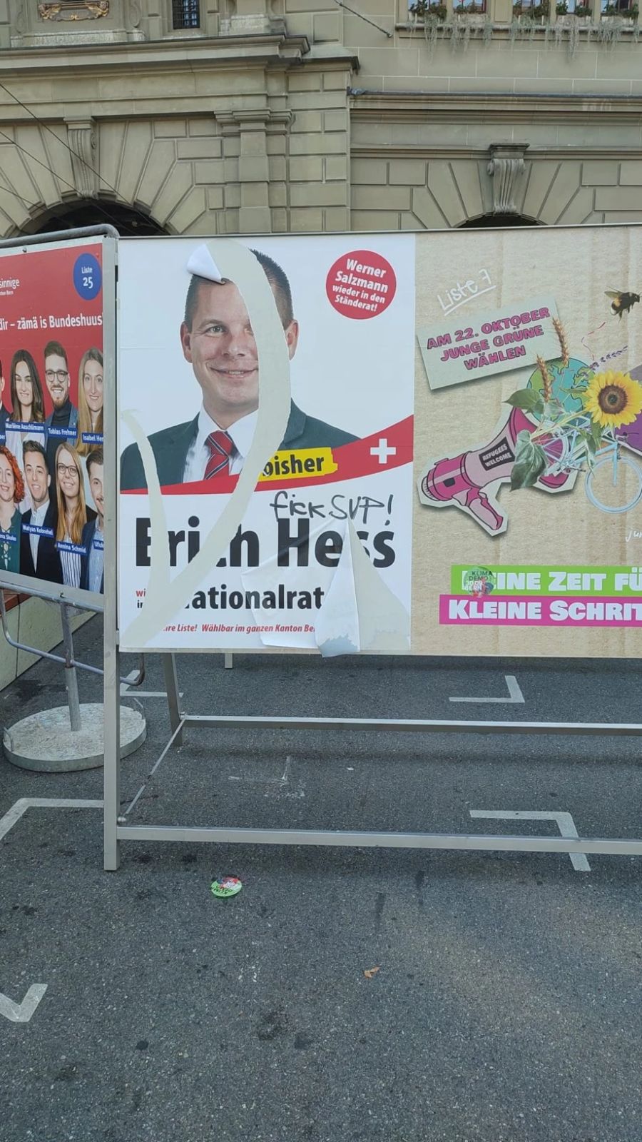 Auch am «Politständer» beim Berner Käfigturm zeigt sich dasselbe Bild: Das SVP-Plakat ist komplett zerstört.