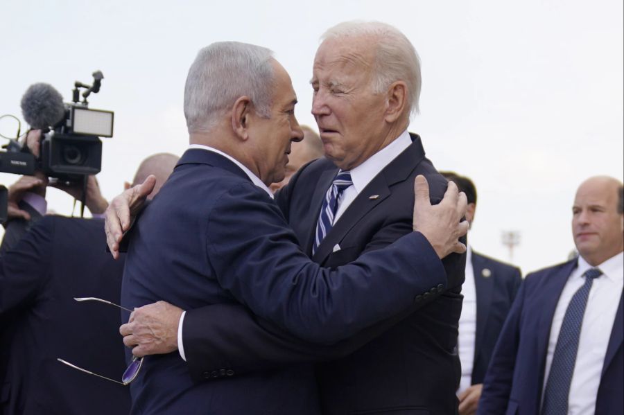 US-Präsident Joe Biden ist nach Israel gereist und hat Ministerpräsident Benjamin Netanjahu die volle Unterstützung zugesichert.