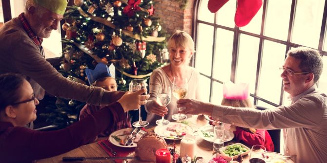 Familie beim Weihnachtsessen