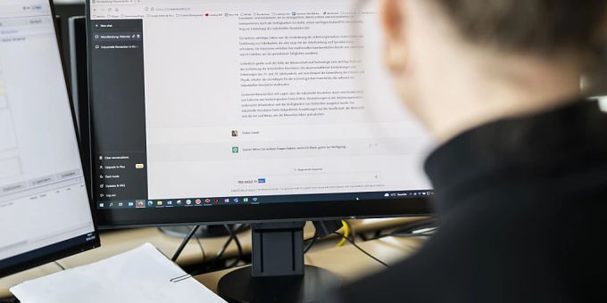 Über 90 Prozent der Schweizer Journalisten waren der Meinung, dass die Printmedien an Bedeutung verloren haben. (Symbolbild) Umgang mit Künstlicher Intelligenz