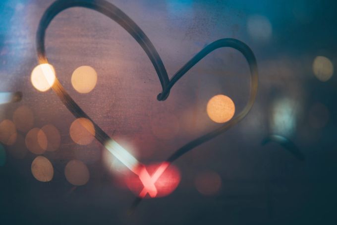 Herzensangelegenheiten stehen für manches Sternzeichen 2024 im Mittelpunkt. Sternzeichen, Liebe, Astrologie