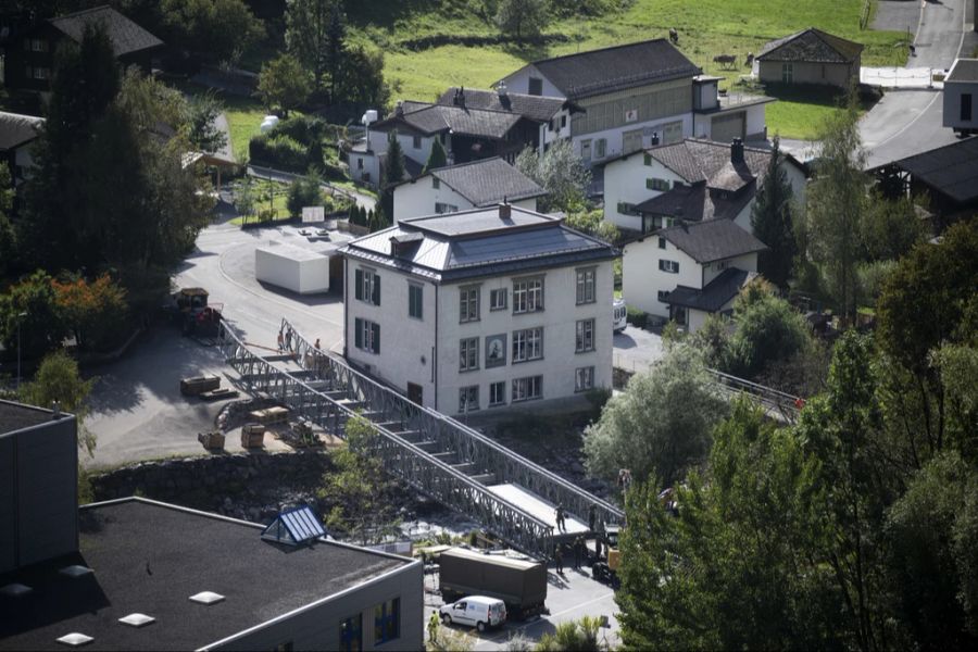 In der von Erdrutschen betroffenen Gemeinde Schwanden GL wurde eine Notbrücke errichtet.