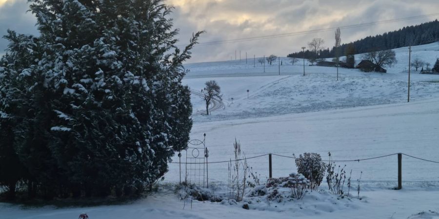 In Linden bei Oberdiessbach BE gab es am Samstag ein weisses Erwachen.