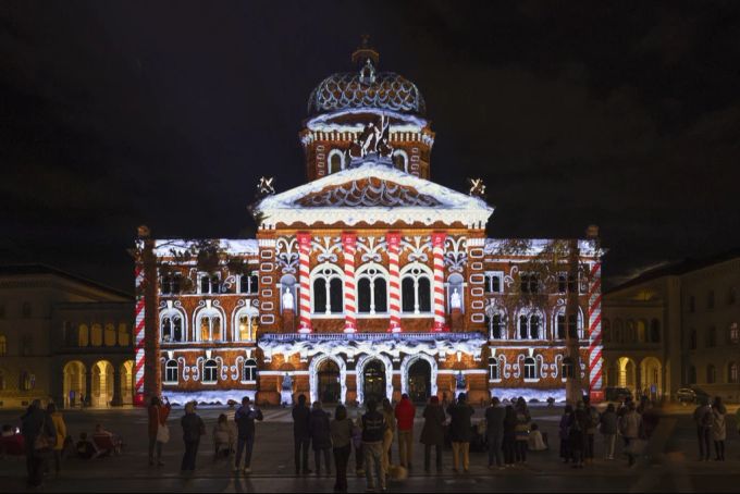 Bernerinnen und Berner bewundern die Lichtshow «Rendez-vous Bundesplatz».