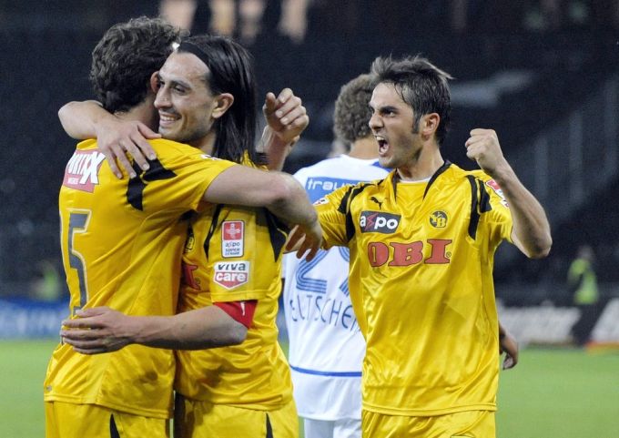 Hakan Yakin jubelt als Captain von YB mit Thiago und Mario Raimondi. YB