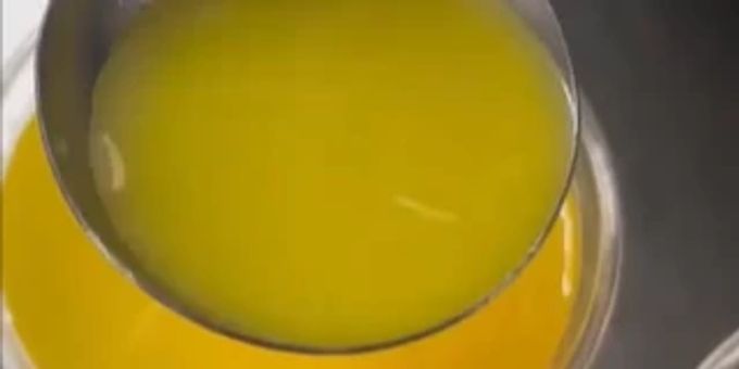 Diese Maden hat eine Kundin in einer Flasche Naturaplan-Orangensaft von Coop entdeckt! löffel orangensaft zwei maden