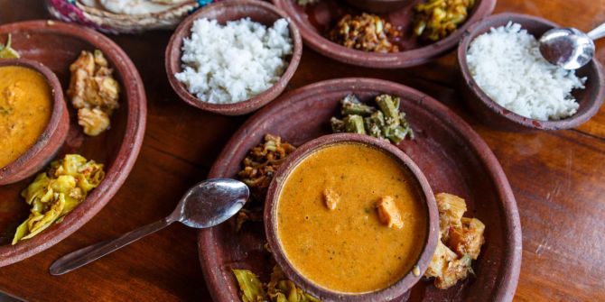 Curry Speisen auf Holztisch mit Reis.