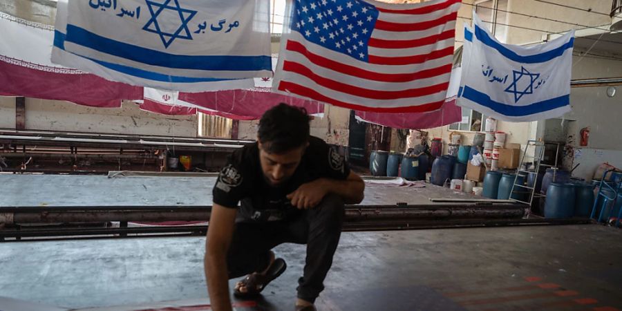 PRODUKTION - Im iranischen Chomein werden auch US-Flaggen hergestellt. Seit Kriegsbeginn sind die Bestellungen für die Flaggen gestiegen. Foto: Arne Bänsch/dpa