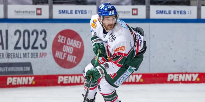 Adam Johnson im Jahr 2022. Damals spielte er bei den Augsburger Panther. Eishockey kehle