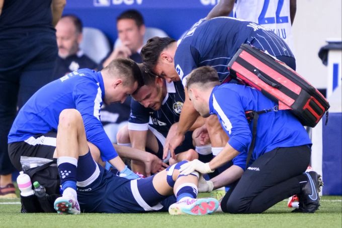 Ismajl Beka liegt mit Schmerzen am Boden. FC Luzern