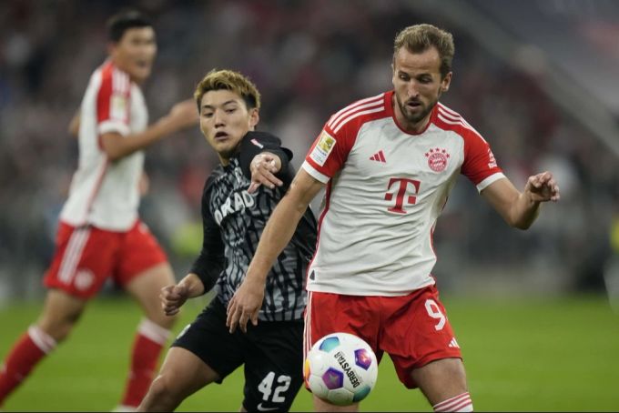 Bayern's Harry Kane im Duell mit Freiburg's Ritsu Doan. Harry Kane Ritsu Doan