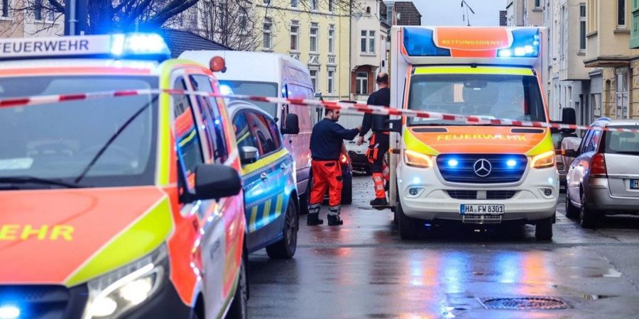 Krankenwagen und Polizei am Tatort in Hagen.