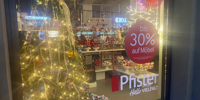 Nachdem es vor wenigen Tagen noch sommerlich warm war, herrscht in den Läden schon Weihnachten. Weihnachten