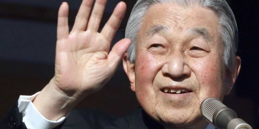 Japans ehemaliger Kaiser Akihito winkt auf dem verglasten Balkon seines Palastes. Akihito wird am 23. Dezember 90 Jahre alt.