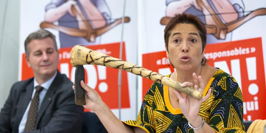 Nationalrätin Isabelle Chevalley (GLP/VD) zeigt ein afrikanisches Werkzeug neben SVP-Präsident Marco Chiesa, während einer Medienkonferenz des überparteilichen Komitees gegen die Konzernverantwortungsinitiative, im September 2020, in Bern.