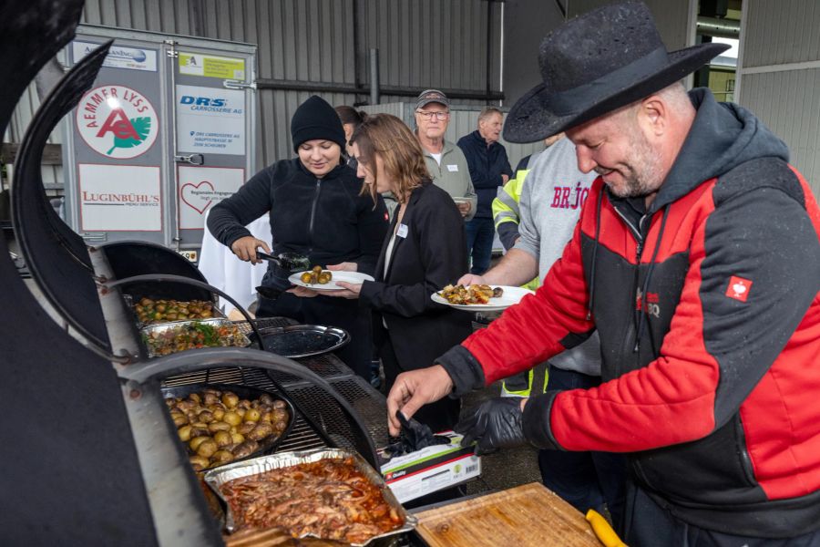 Ein Spatenstich macht schliesslich auch hungrig: Die harte Arbeit wurde mit feinen Speisen vom Grill belohnt.