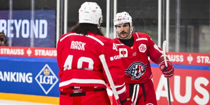 Victor Rask und Martin Frk jubeln über das Tor zum 4:1 im Spiel der Rapperswil-Jona gut auf Kurs gegen die Adler Mannheim. Champions Hockey League