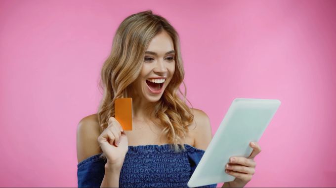 Die Kreditkarte als verlockendes Zahlungsmittel - mitunter geben wir dadurch noch mehr Geld aus. Frau macht Online-Shopping