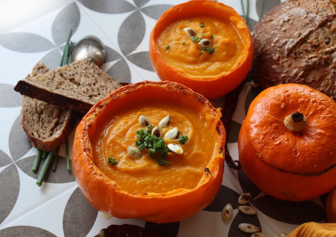 Eine gute Festtagsidee: Kürbissuppe im Kürbis serviert. Kürbissuppe