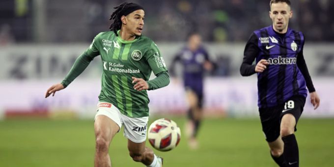 Der FC St.Gallen ist zuhause in dieser Saison eine Macht. Auswärts stolpern die Ostschweizer jedoch hin und wieder. Im Bild Isaac Schmidt. fc st.gallen