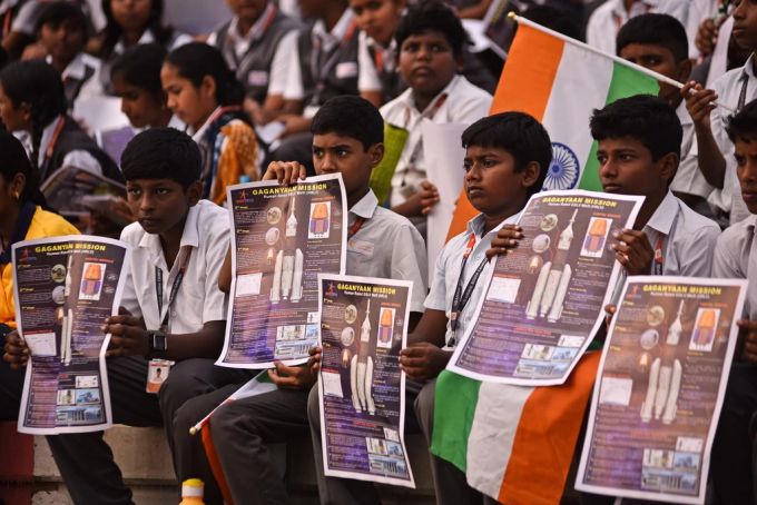Indische Schüler in Erwartung des Raketenstarts am Samstag. Indien Schüler Raketentest Gaganyaan