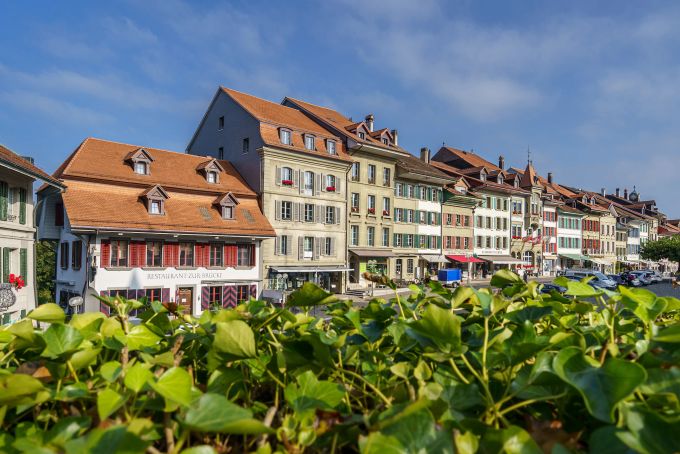 Etappe 6 führt nach Aarberg. Hausfassaden