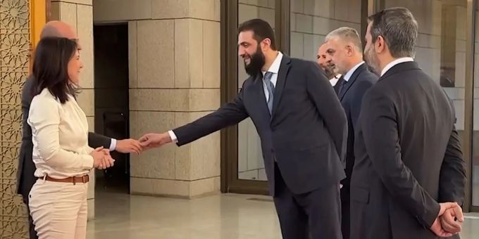 Der syrische Machthaber Ahmed al-Scharaa reichte der deutschen Aussenministerin Baerbock bei deren Besuch in Damaskus nicht die Hand. baerbock