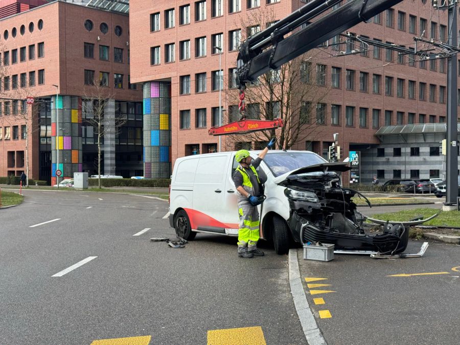 Der Fahrer wurde leicht verletzt.