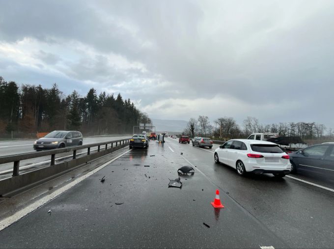 Ein Auffahrunfall auf der A1 führte zu Verkehrsbehinderungen. Auffahrunfall auf A1