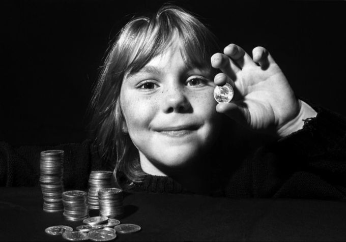 Ein Mädchen hält ein Goldvreneli in der Hand (Archivbild, 1978). Goldvreneli