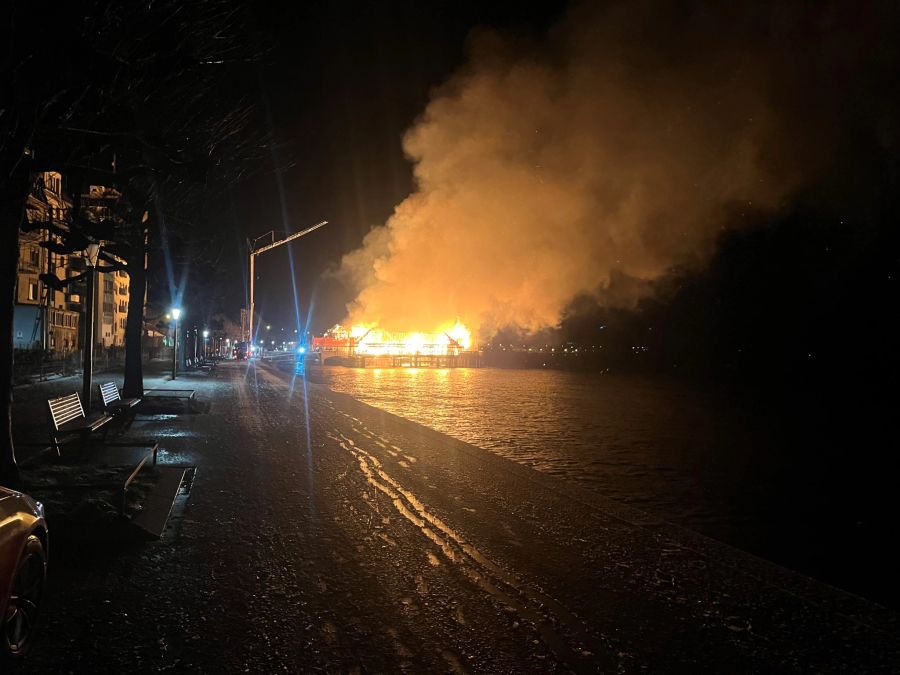 Als die ersten Einsatzkräfte eintrafen, habe das altehrwürdige Gebäude bereits in Vollbrand gestanden.