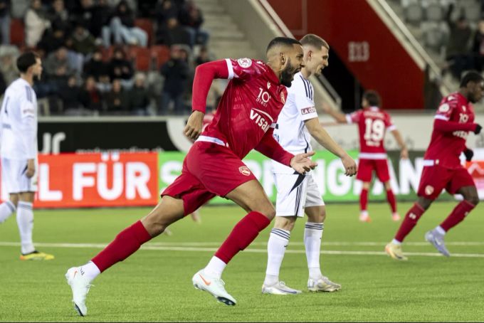 Stürmer Ibayi bejubelt einen Treffer für den FC Thun. FC Thun