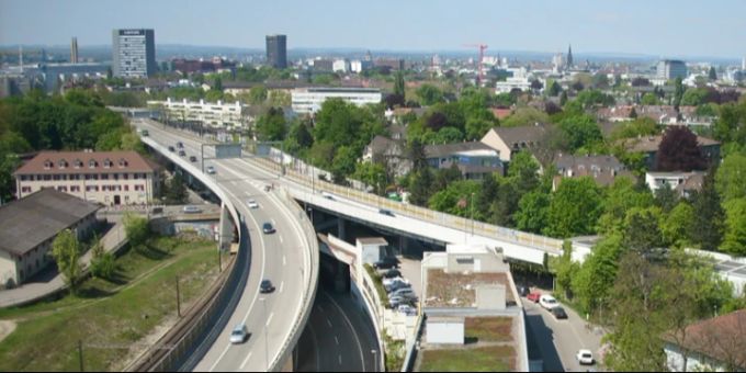 Die Osttangente ist ein rund 6 Kilometer langer Abschnitt der Autobahn A2, der vom Tunnel Schweizerhalle bis zur Grenze zu Deutschland verläuft. Osttangente