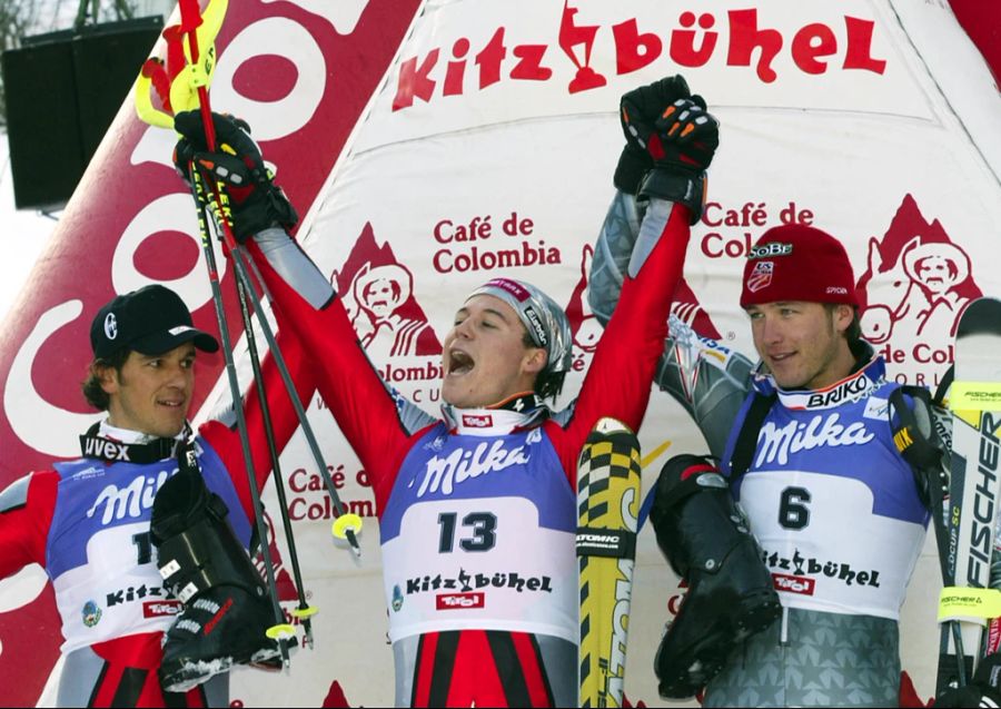 Der Österreicher Kilian Albrecht (links) auf dem Kitzbühel-Podest nach dem Slalom 2002. Später fuhr er für Bulgarien. In der Mitte: Sieger Rainer Schönfelder, rechts Bode Miller.