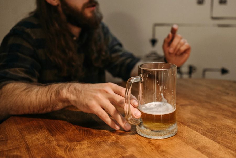 Dieser soll damit geprahlt haben, mit einem Bierkrug auf die Opfer eingeschlagen zu haben. (Symbolbild)