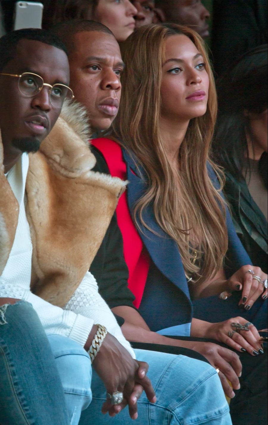 Beyoncé sitzt neben ihrem Ehemann Jay-Z. Rechts vom Rapper ist P. Diddy zu sehen.